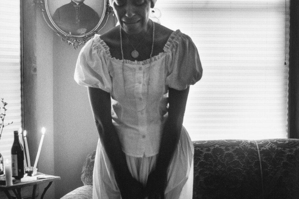 "Woman in white" från serien "Sea islands" där Carrie Mae Weems undersöker slaveriets smärtsamma historia. Pressbild.