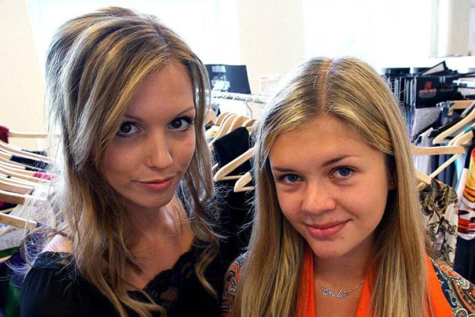 Amanda Mattsson och Emelie Danninger, två modeintresserade gymnasieelever, som deltar på modekollo i Borås, det första någonsin i sitt slag.