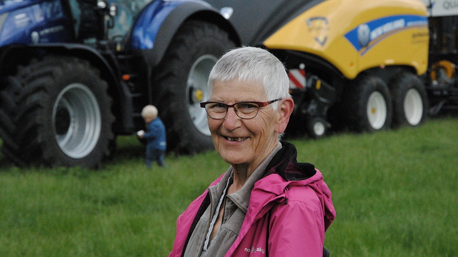 Inga Haraldsson från Höör uppskattade traktordagen. – Som gammal bondtös väcks minnena till liv, sade hon och skrattade. Foto: Tobias Lagerholm