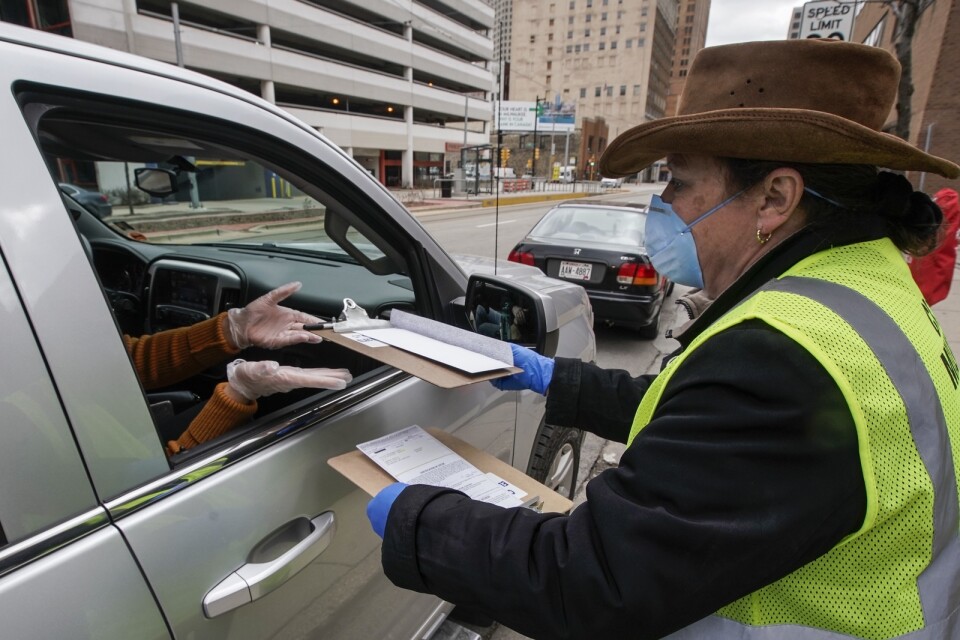 En väljare i Milwaukee förtidsröstar från sin bil inför Wisconsins primärval som var planerat till den 7 april. Valet har nu skjutits fram på grund av coronapandemin.