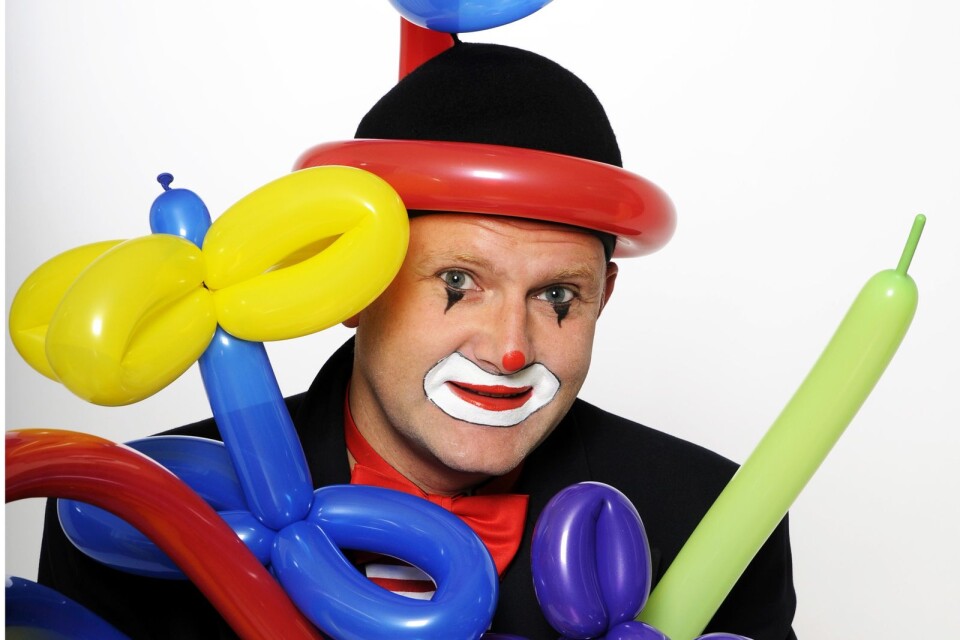 Clownen Mike är redo att lära ut magi på Borgholms Kulturskola.
