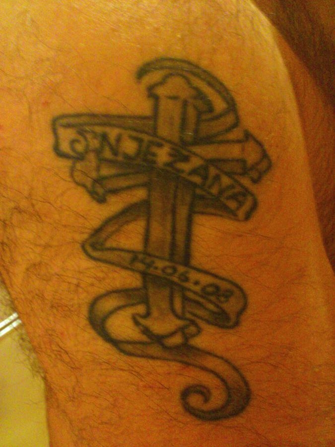 Hej,detta är min tatuering som jag har på armen,med min frus namn och datumet när vi gifte oss. Tatueringen gjorde jag i Borås. /Hälsningar, Tadija Kristija