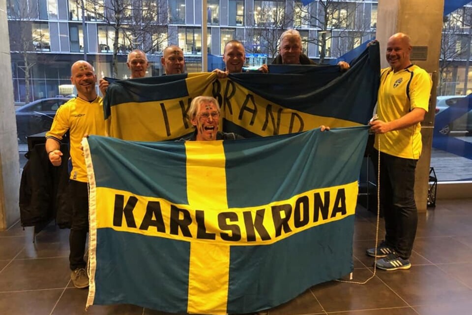 Järngänget med Yngve Augustinsson främst bakom den numera berömda flaggan.