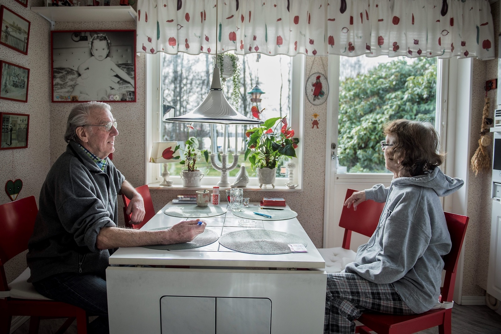 Arne och Gun Bengtsson blickar ut genom köksfönstret och minns tillbaka på tidigare år av översvämning. – Värst var det för 20 år sedan, säger Gun Bengtsson.Foto: Sofia Åström