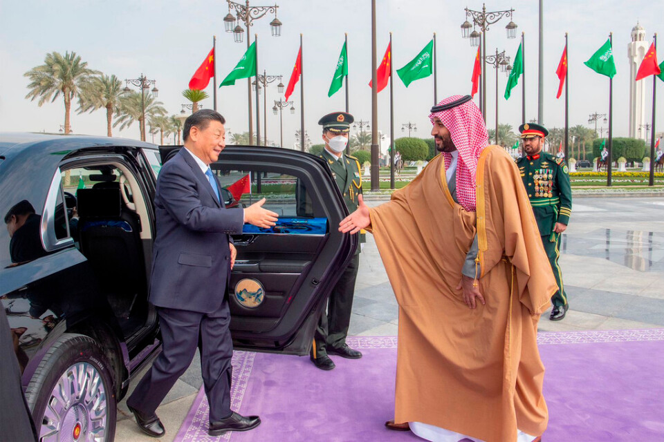 Kinas president Xi Jinping skakar hand med Saudiarabiens kronprins tillika premiärminister Mohammed bin Salman i Riyad på torsdagen.