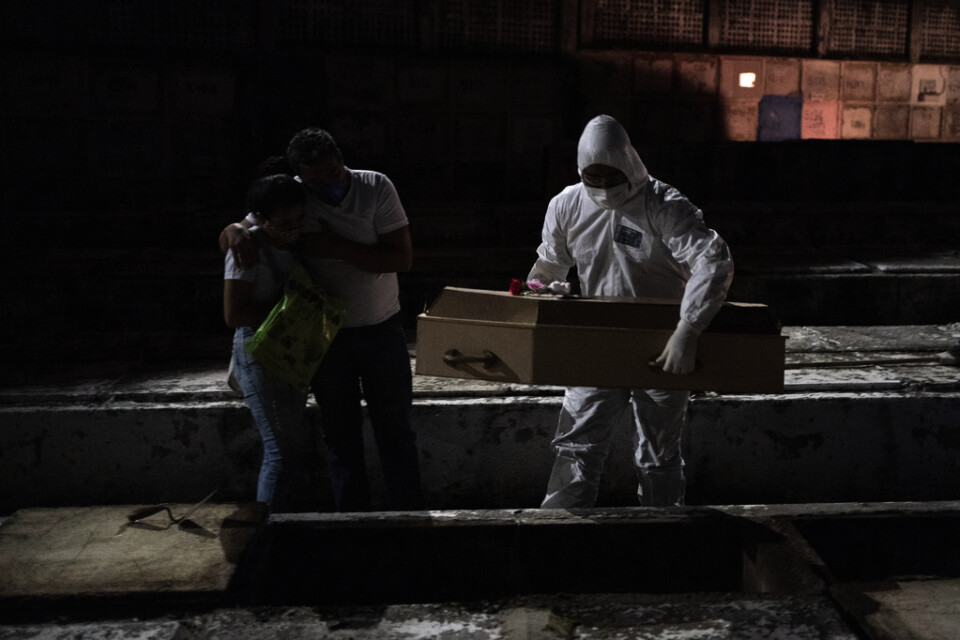 Ett barn begravs i Rio de Janeiro, som enligt föräldrarna avled av coronaviruset.