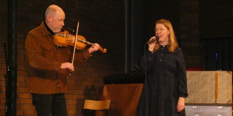 Riksspelemannen Magnus Gustafsson och sångerskan Ulrika Gunnarsson framförde några av de folkvisor som Christina Nilsson ska ha uppträtt med som ung.