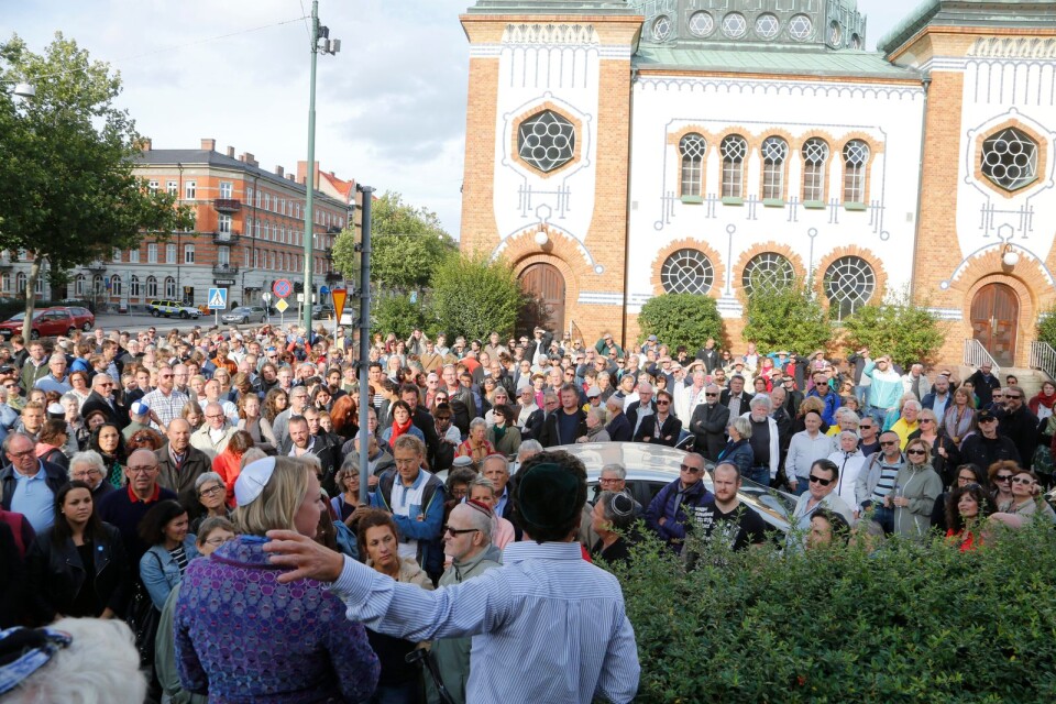Samling utanför synagogan i Malmö för en kippavandring mot antisemitism.