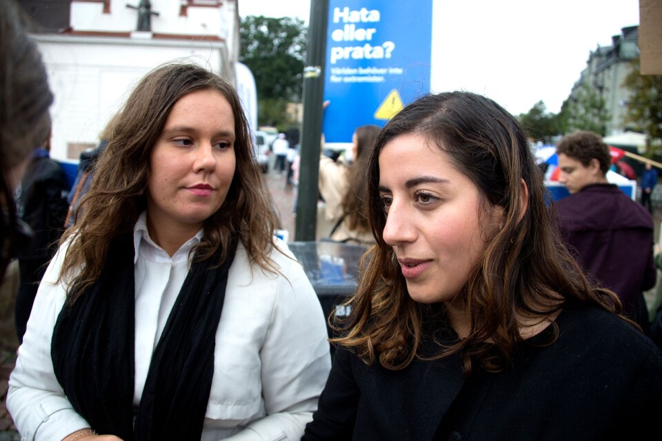 Gabriella Toftered från Liberala ungdomsförbundet Väst och Simona Mohamsson, LUF:s nationella migrations- och arbetsmarknadspolitiska talesperson, deltog i motdemonstrationen.