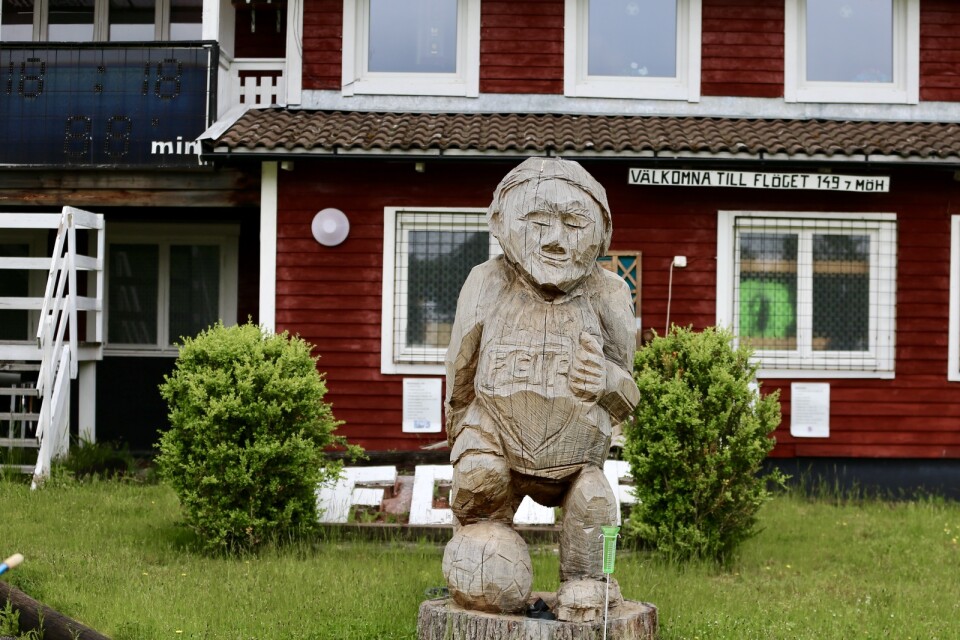 Karl-Gustav Holmevis motorsågsskulptur pryder gräset framför klubbhuset på Flöget.