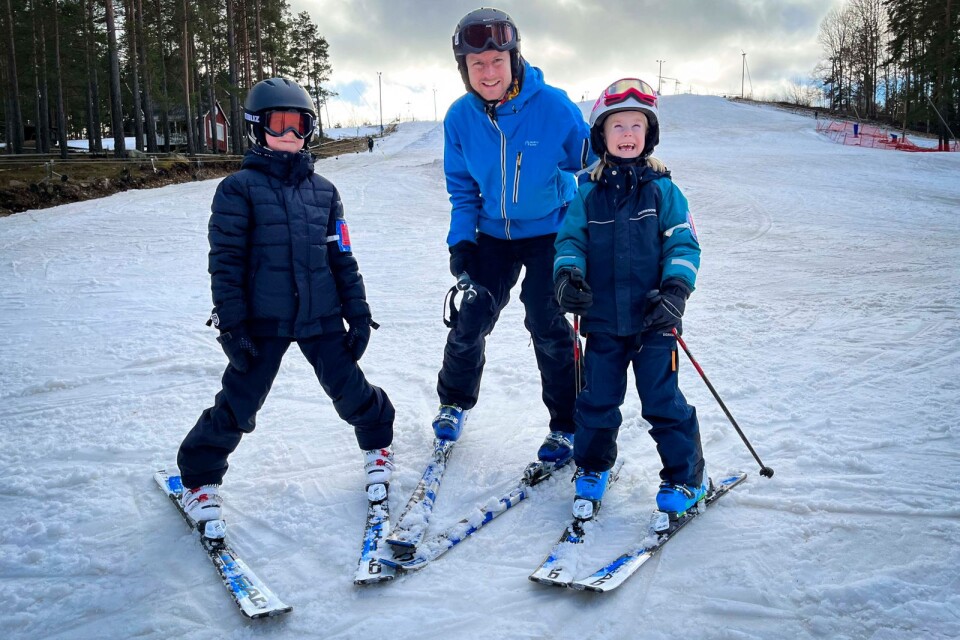 Malte, Jakob och Edith Janerheim från Kalmar testade på backen i Svartbäcksmåla för första gången. Men de har åkt mycket skidor på andra ställen förut.