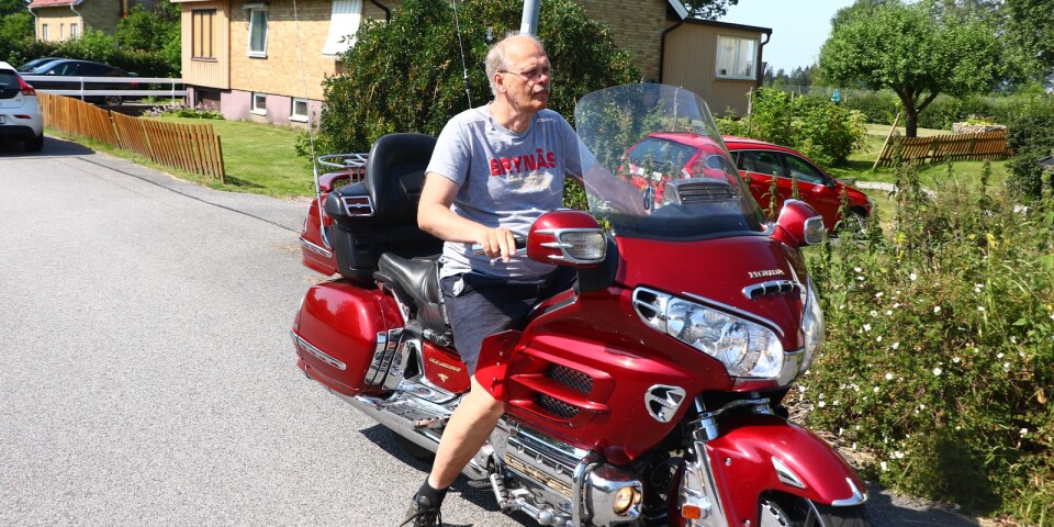 Jan-Erik "Bomben" Larsson har åkt land och rike runt på sin kära röda motorcykel för att se alla ishockeyarenor i högstaligan SHL: ”Jag är en ”återfallsknutte”, hade motorcykel mellan -79 och -90 men sedan hade jag ett uppehåll på 25 år innan jag köpte en ny 2015 och gav mig ut på vägarna igen. Det är en väldig frihet.”