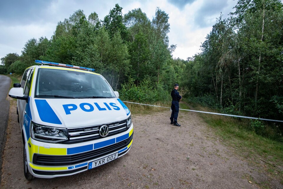 MARKARYD 2019-08-11 
Polis bevakar avspärrningarna runt området kring den plats utanför Markaryd där den 70-åriga man som varit anmäld försvunnen på lördagskvällen hittades död. Omständigheter gör att polisen misstänker att mannen utsatts för brott, och en förundersökning om mord har inletts. Mannen anmäldes försvunnen i Markarydstrakten den 2 augusti. 
Foto: Johan Nilsson / TT / Kod 50090