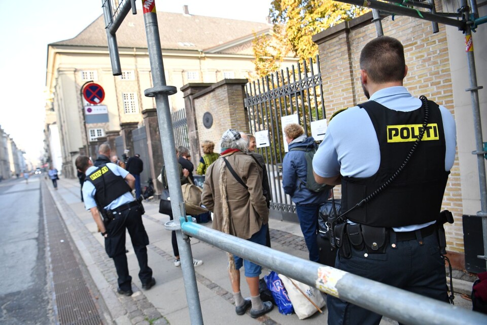Journalister utanför Östre landsret i Köpenhamn. Nu börjar rättegången som tar ställning till om det var rätt att ge Peter Madsen livstids fängelse för mord på den svenska journalisten Kim Wall.
