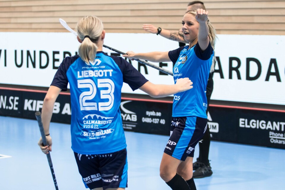 Emelie Rosenqvist tillsammans med lagkompisen Hilma Liebgott.