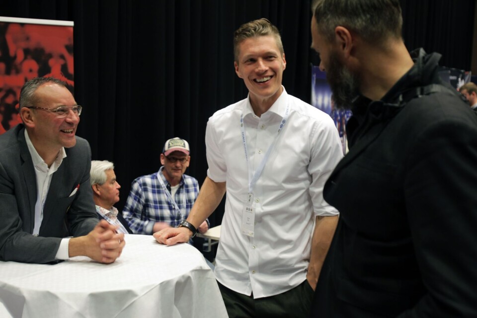 Kalmar FF:s lagkapten Viktor Elm och klubbchefen Mattias Rosenlund i samspråk med Fotbollskanalens Olof Lundh under onsdagens upptaktsträff där Kalmar FF tippades sluta elva när svensk media hade sagt sitt.