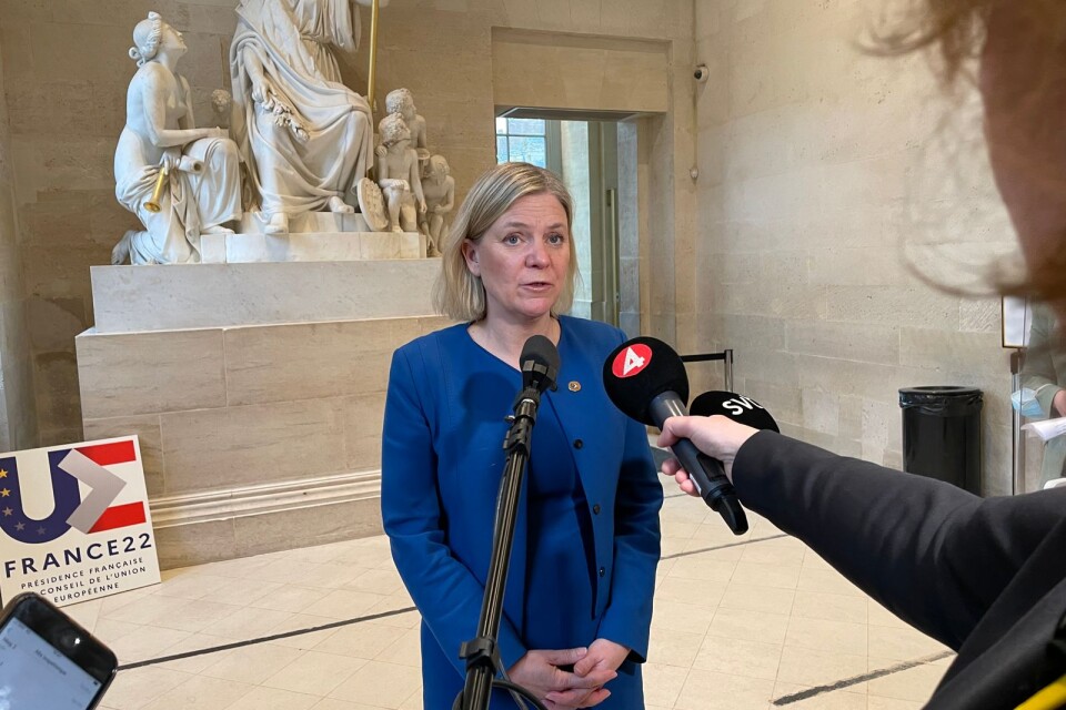 Statsminister Magdalena Andersson utesluter ingenting. Bild: Andersson håller pressträff i Versailles efter ett EU-toppmöte.