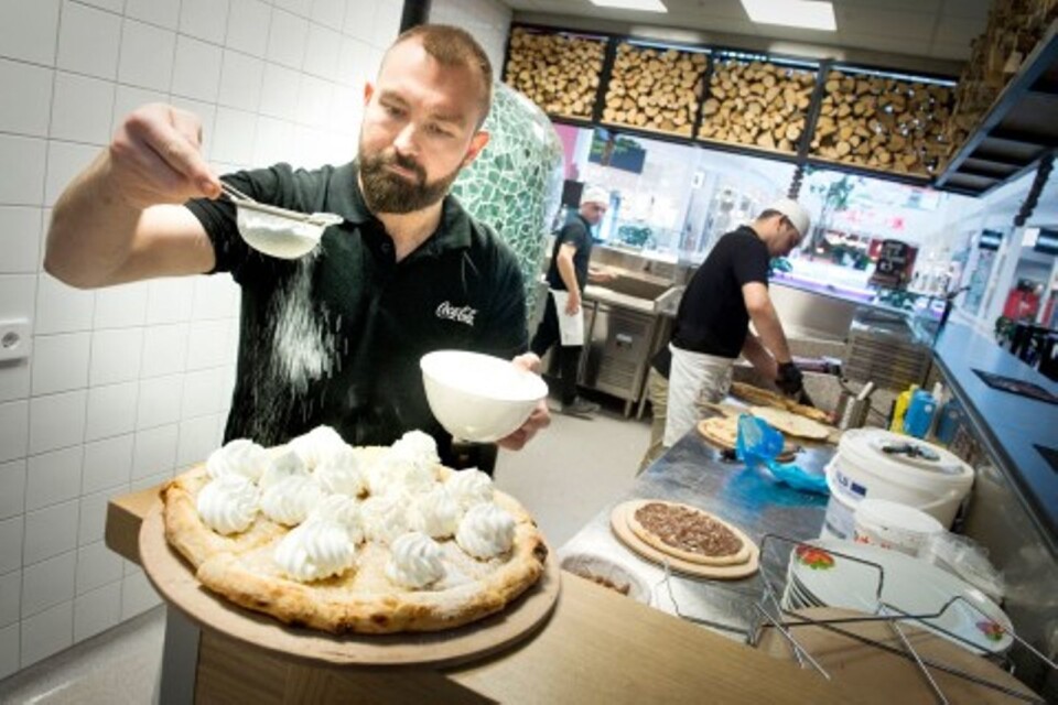 Semmelpizzan räcker till åtta personer. ”Jag tycker att den är godare än vanlig semla”, säger Rami Atou.