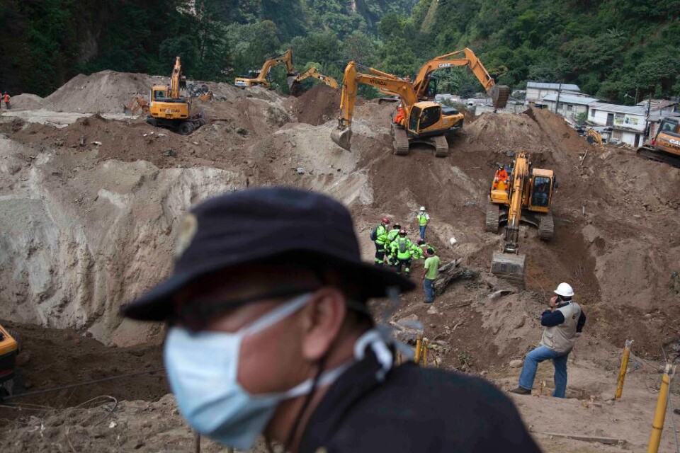 Myndigheterna i Guatemala avslutar sökandet efter människor begravda i leran efter det jordskred som den 1 oktober drabbade en del av staden Santa Catarina Pinula. Minst 280 personer omkom i jordskredet. 70 personer saknas fortfarande. De tros ligga beg
