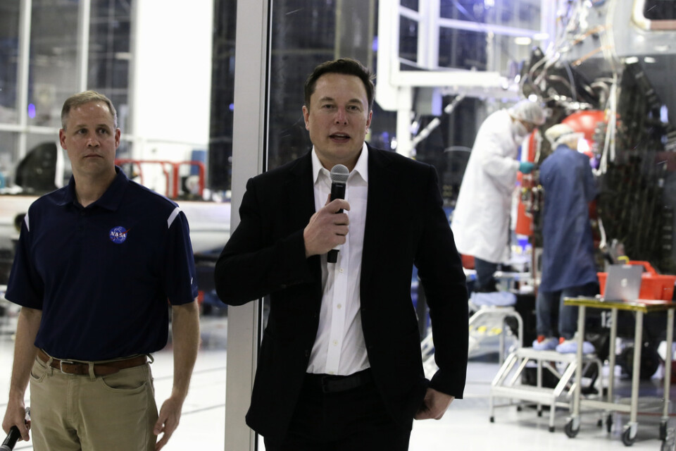 Elon Musk, till höger, och Nasa-chefen Jim Bridenstine vid Space|X högkvarter på torsdagen.