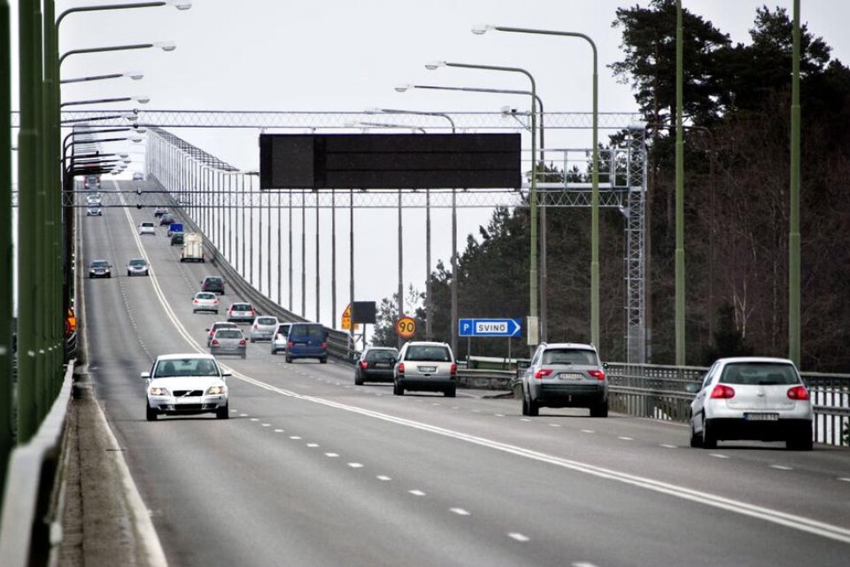 Trafiksäkerheten ska ökas på Ölandsbron. Hastighetsskyltarna ändras automatiskt nu även vid kraftigt regn eller snöfall.