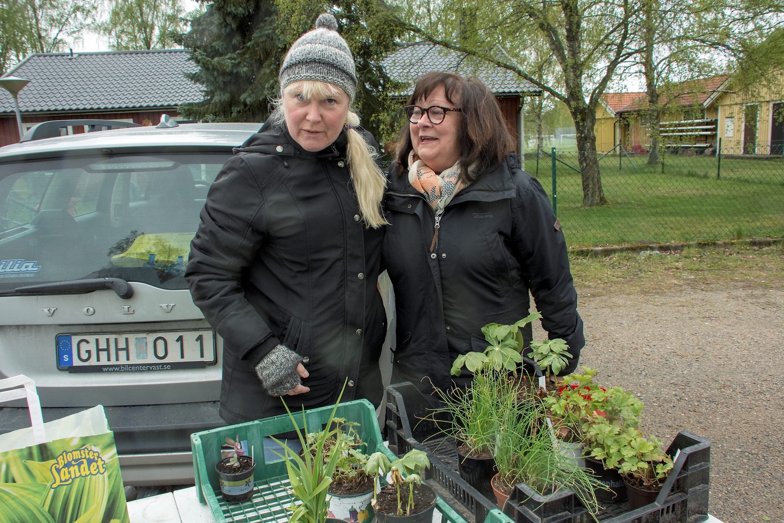 Anette Härbst (till vänster) var med och startade trädgårdssällskapet. Här tillsammans med Karin Eriksson.