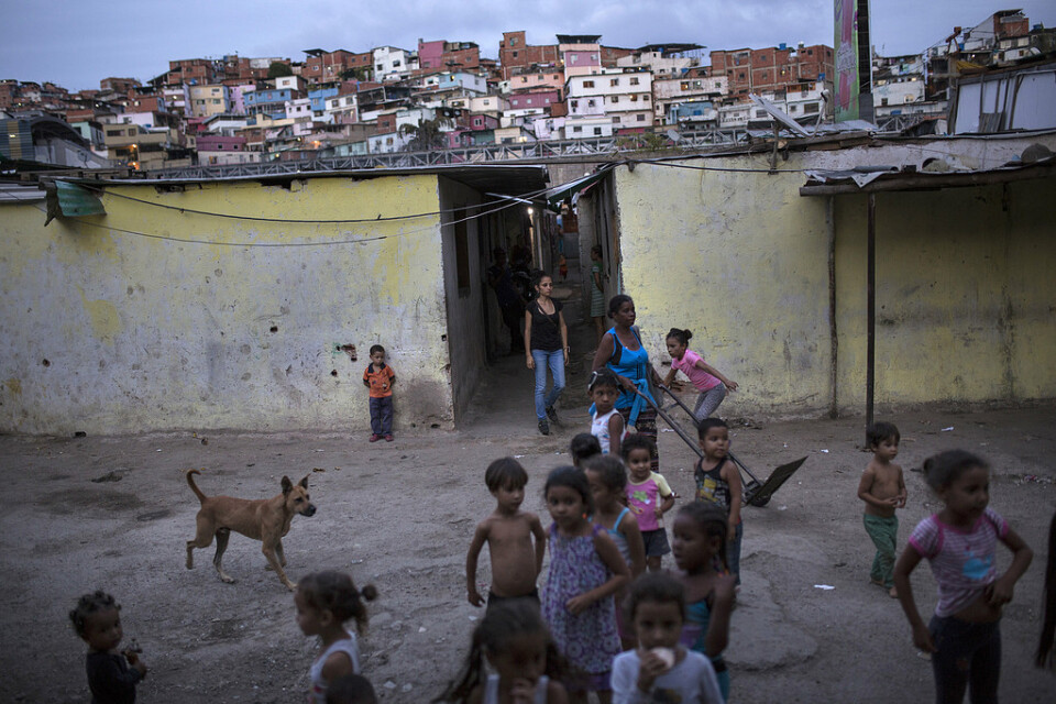 Barn i Venezuelas huvudstad Caracas leker på vad som en gång var allmänning men där ett 60-tal familjer nu bosatt sig. Arkivbild.