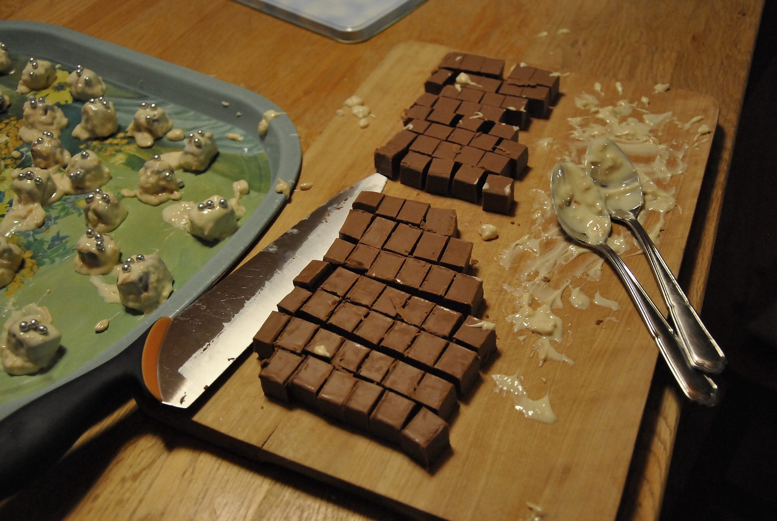 Nougaten doppas i vit choklad med cornflakes.
Foto: Marie Strömberg Andersson