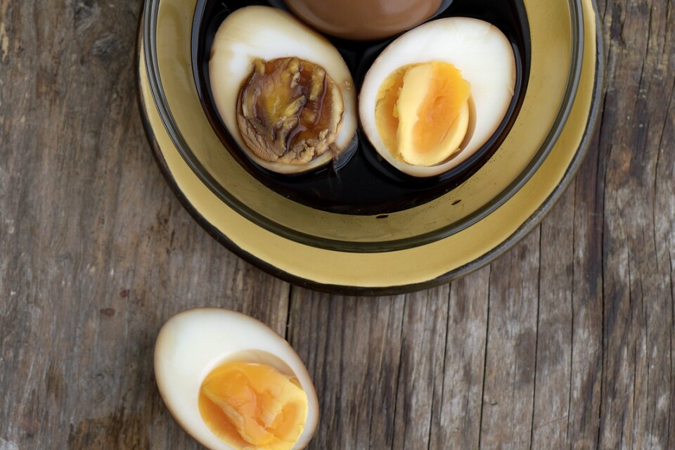 Soja och ägg passar otippat bra ihop. De här äggen får gotta till sig i en sojamarinad.