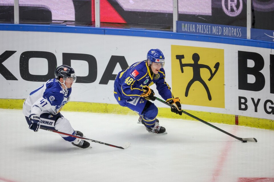 Sverige ställs mot Finland i ishockeyturneringen vid 09.40 på söndagsmorgonen.
