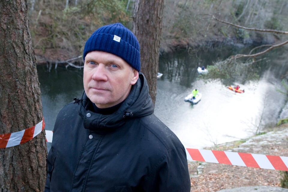 Bo Lundqvist närvarar vid dykningarna i Jedenryds stenbrott efter försvunna turnéledaren Lelle Hildebrand.