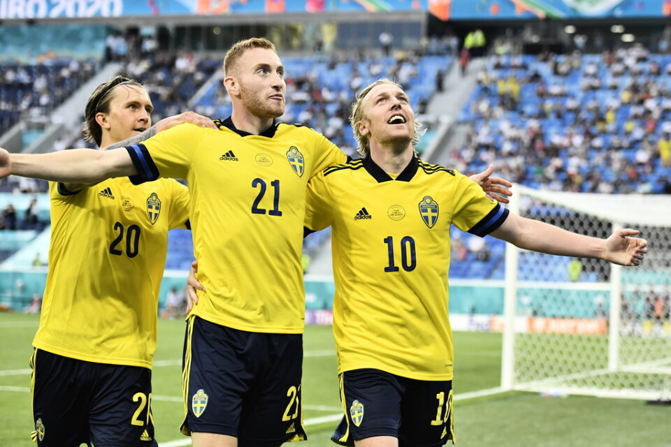 Emil Forsberg, till höger, jublar med Kristoffer Olsson och Dejan Kulusevski efter 2–0-målet.