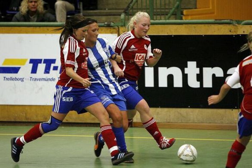 IFK-damerna nådde inte ända fram och här är det Tuba Erkan som stoppas av ett väl samlat Vellingeförsvar.