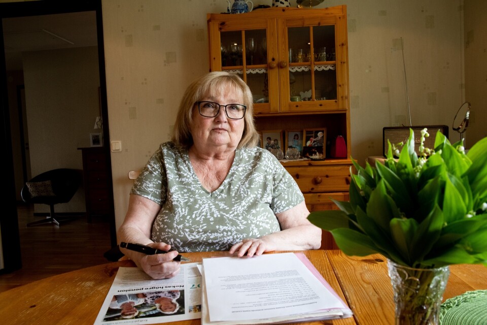 Ingela Lindvall i Växjö har hamnat i kläm till följd av en regel i ett äldre tjänstepensionsavtal. När hon gick i pension från Alvesta kommun för snart ett år sedan beräknades hennes tjänstepension på lönen hon hade för över 30 sedan.