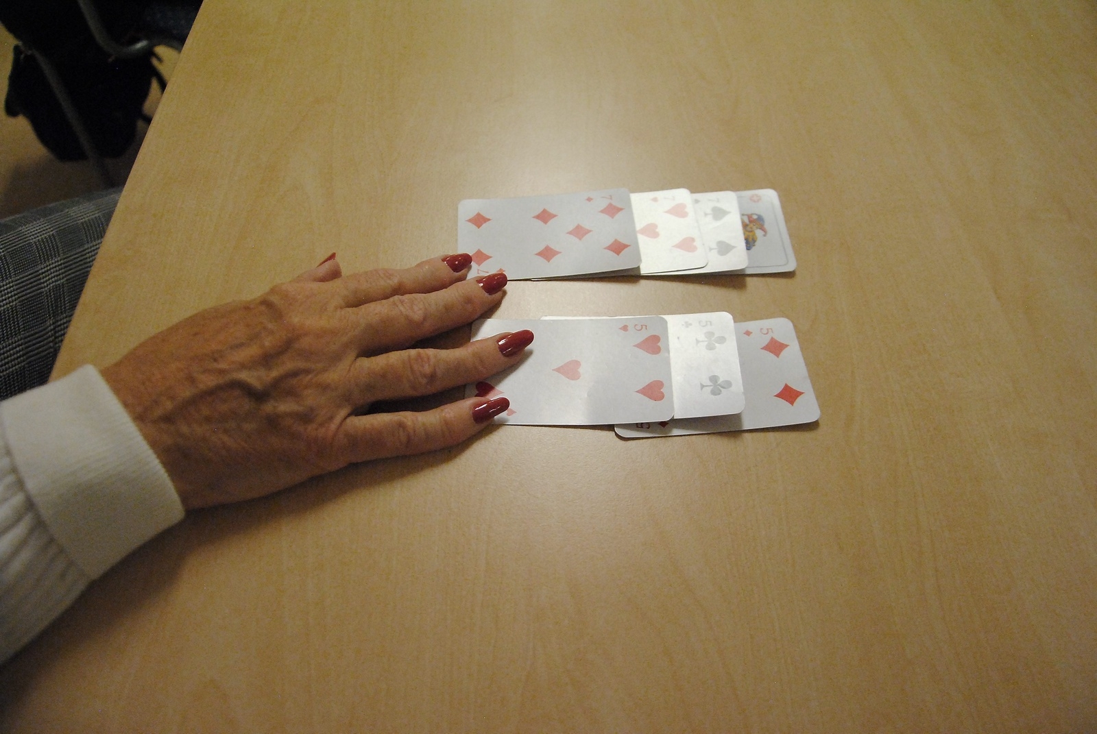 Spelet spelas med två kortlekar.