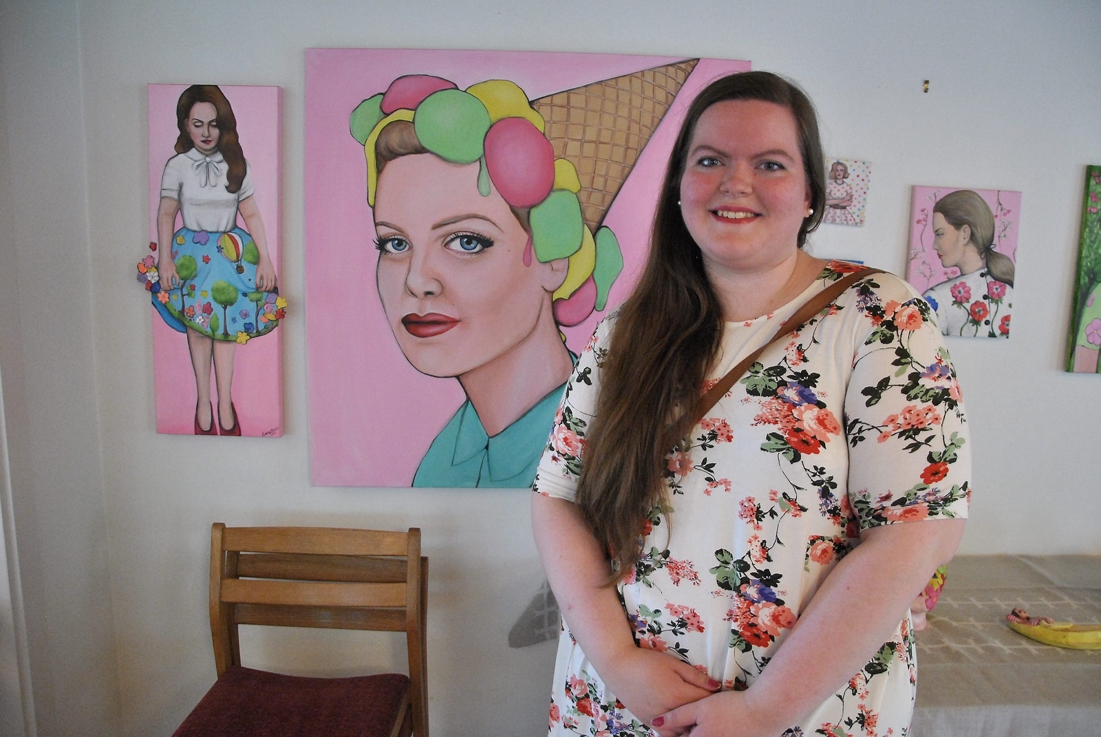 23-åriga Emma Berlin från Farstorp är en av flera utställare i församlingshemmet. Foto: Kristina HöjendaL