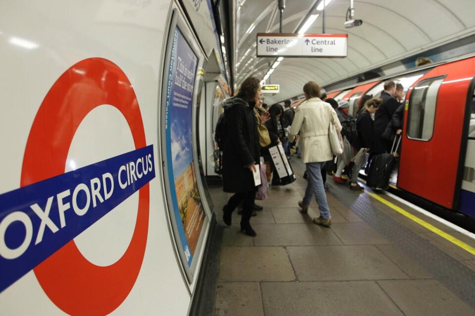 Det kan bli kaos i den brittiska huvudstaden senare i dag när Londons tunnelbaneanställda under eftermiddagen går ut i en 24-timmarsstrejk. Nära 20 000 anställda från fyra olika fackförbund i tunnelbanan, känd som \"the tube\", väntas lämna sin poster se
