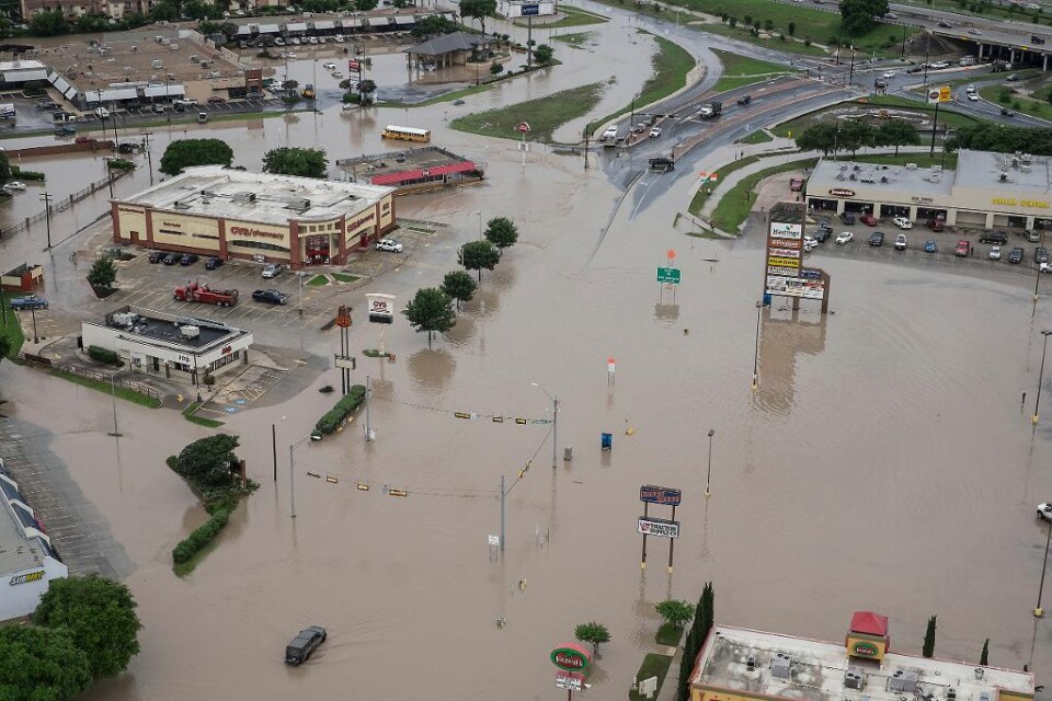 Störtfloder och översvämningar efter rekordartade regn i Texas och Oklahoma har krävt flera liv och förstört hundratals hem, meddelar myndigheter i USA-delstaterna. Och mer oväder väntas. Floden Blanco steg åtta meter på bara en timme i söndags, vilket