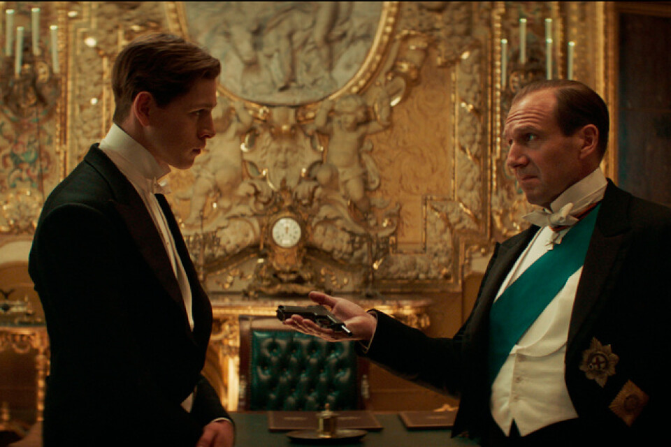 Harris Dickinson och Ralph Fiennes spelar son och far i "The king's man". Pressbild.