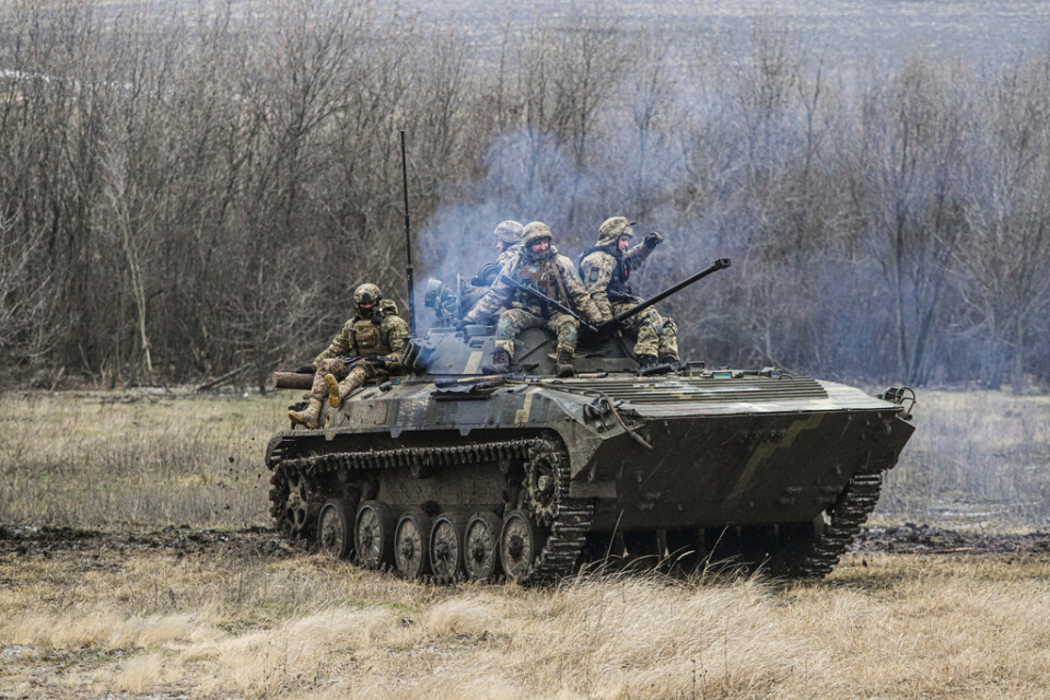 Ukrainska soldater på ett trupptransportfordon, i en övning i den icke-ockuperadae delen av ukrainska Zaporizjzja på tisdagen.