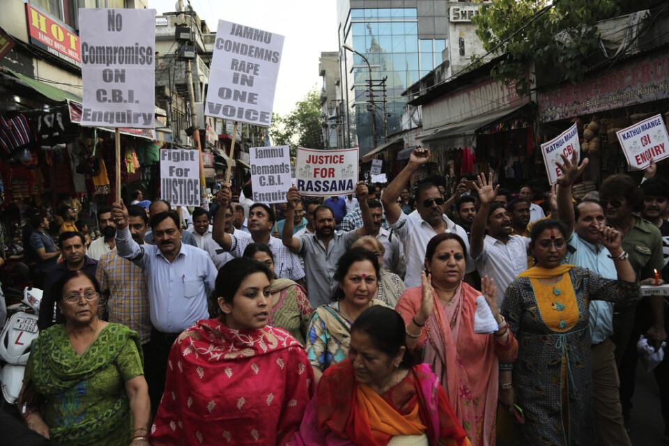 Indier demonstrerar i staden Jammu i april 2018, med kritik mot en utredning av ett våldtäktsmord på en åttaårig flicka.
