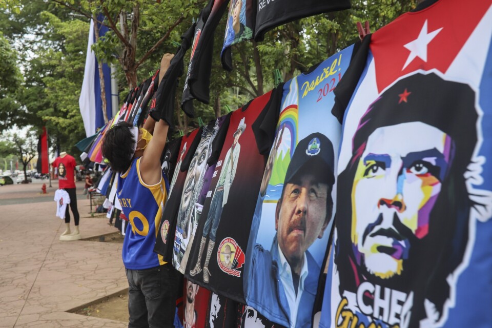 En försäljare säljer t-shirts med bland annat Nicaraguas president Daniel Ortega. Arkivbild.