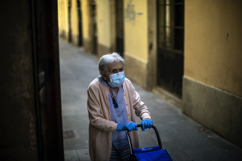 En 93-årig kvinna i Barcelona har gett sig ut för att handla mat. Bilden är från i torsdags.