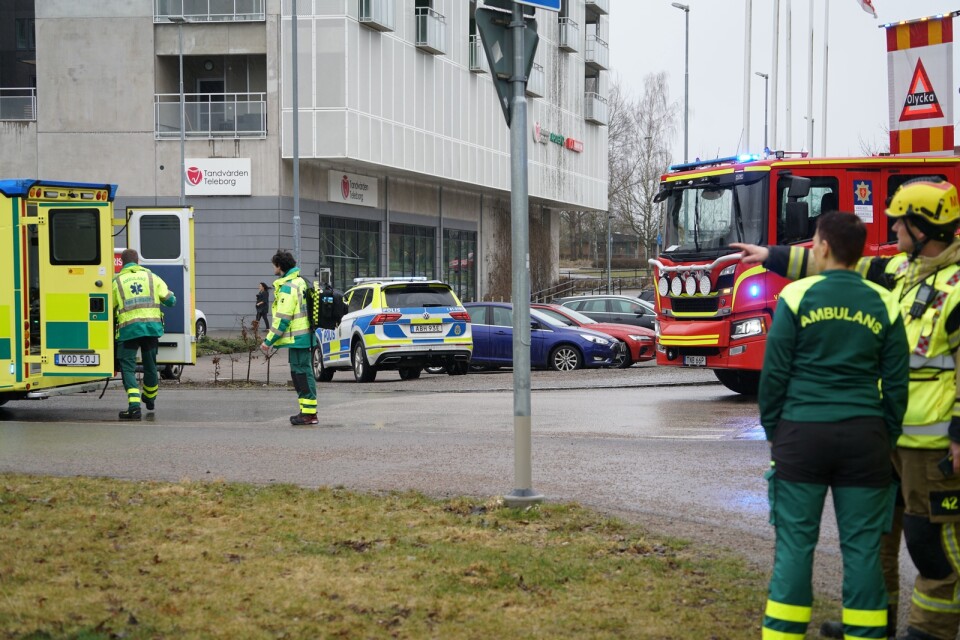 Minst en person har fått åka med ambulans från olycksplatsen.