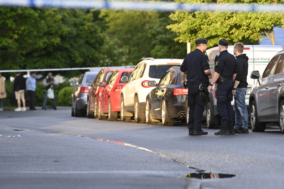 Polisen har gjort stora avspärrningar kring en parkeringsplats där mannen hittades.