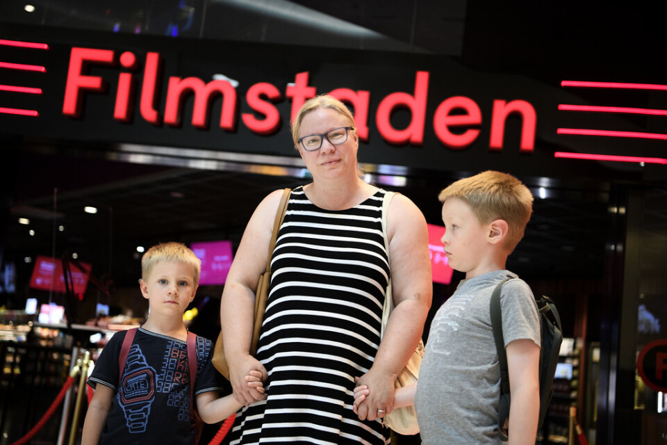 Karen Bergman med sönerna Magnus och Aron har sett senaste "Lasse-Majas detektivbyrå"-filmen.