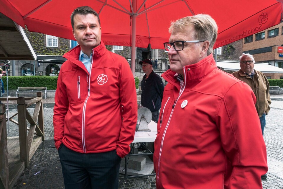 Ulf Olsson och Bynny Rybeck var två av många från S som representerade partiet vid valstugan på Stora torget på onsdagsförmiddagen. Foto: Ceasar Segergren