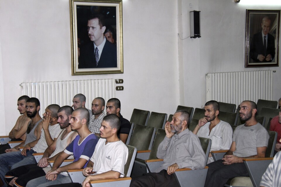 Syriska fångar i en rättssal i Damaskus 2012 i samband med att personer som deltagit i regimkritiska protester gavs amnesti.