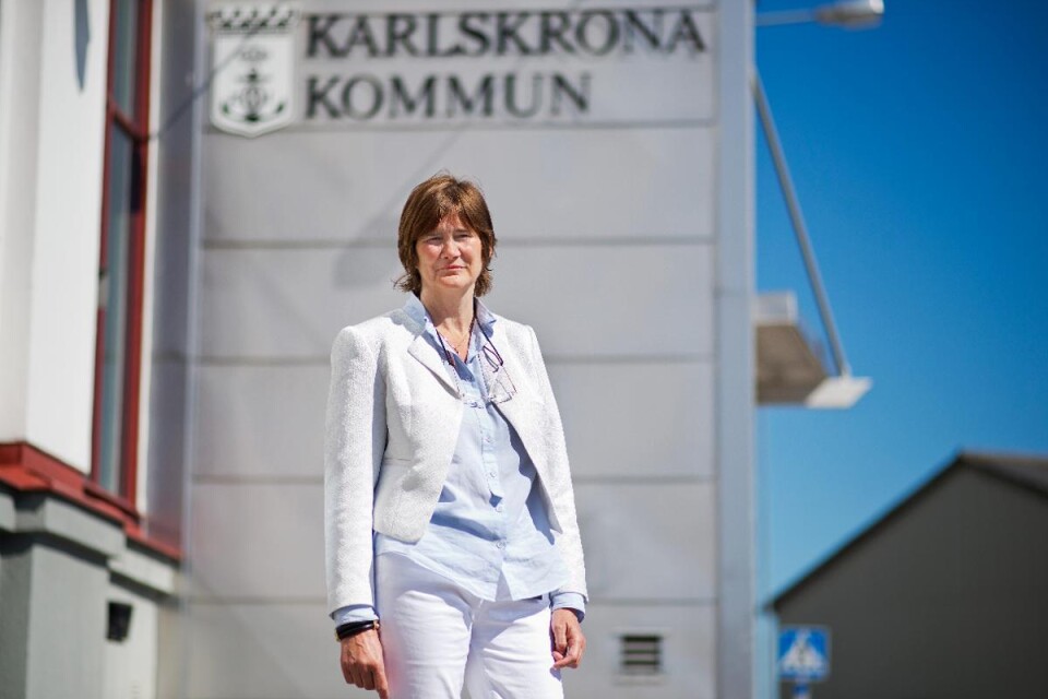 Elisabeth Moberg-Karlsson, en av livsmedelsinspektörerna i Karlskrona, ska i tillsynen framöver också kolla textstorlek och att försäljare informerar om ämnen som riskerar att ge allergi. Foto: Mattias Mattisson