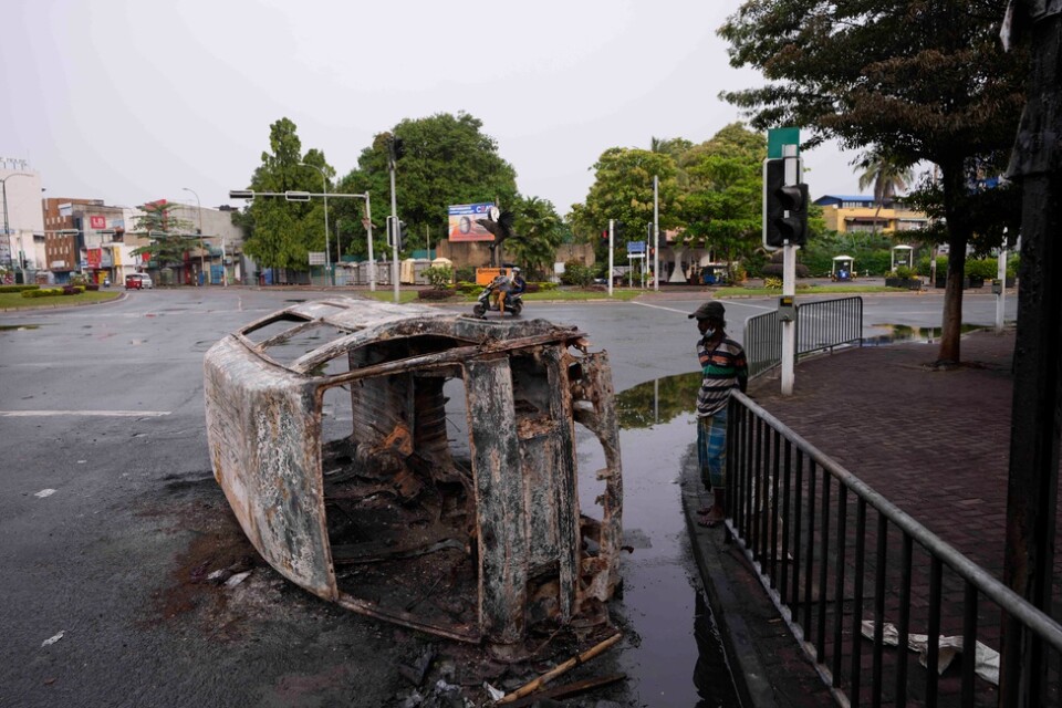 En utbränd bil i Colombo på tisdagen.